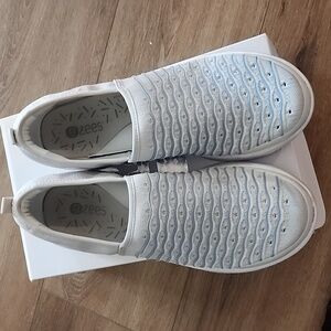 Bzees slip on comfort shoes. Excellent condition